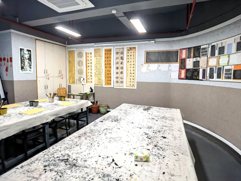 书画教室实景：画案与文房陈设